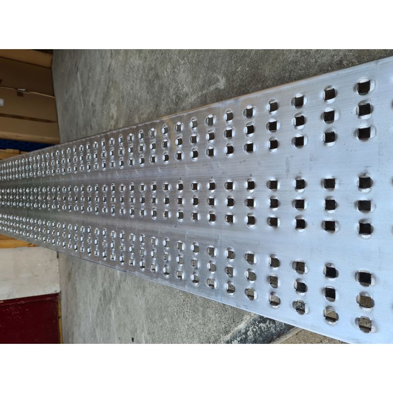 Aluminium oprijplaten: Lengte 2 meter, breedte 41,5cm en laadvermogen 2015kg/set