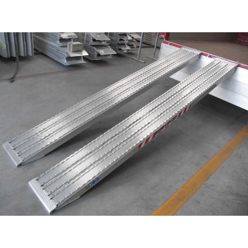Aluminium oprijplaten: Lengte 2,5 meter, breedte 52cm en laadvermogen 22000kg/set