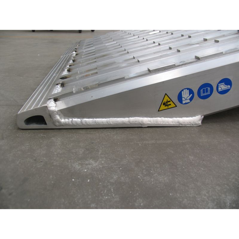 Aluminium oprijplaten: Lengte 1 meter, breedte 45cm en laadvermogen 29000kg/set