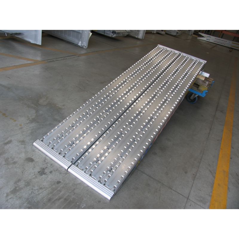 Aluminium oprijplaten: Lengte 1,5 meter, breedte 45cm en laadvermogen 29000kg/set
