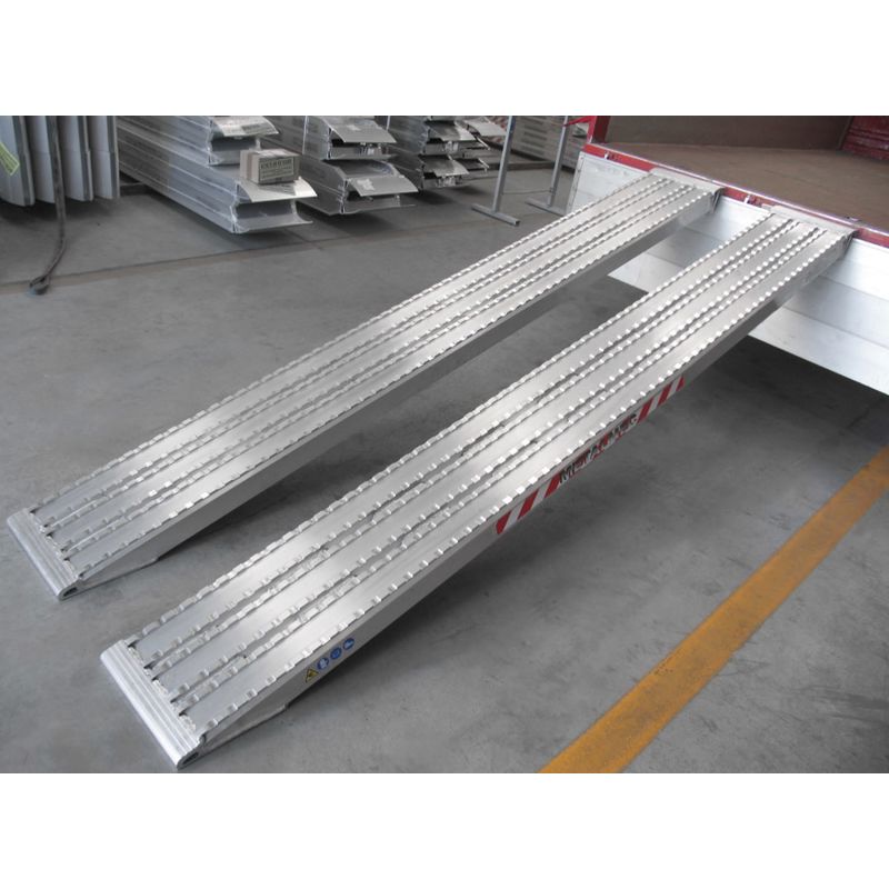 Aluminium oprijplaten: Lengte 1,5 meter, breedte 45cm en laadvermogen 40000kg/set